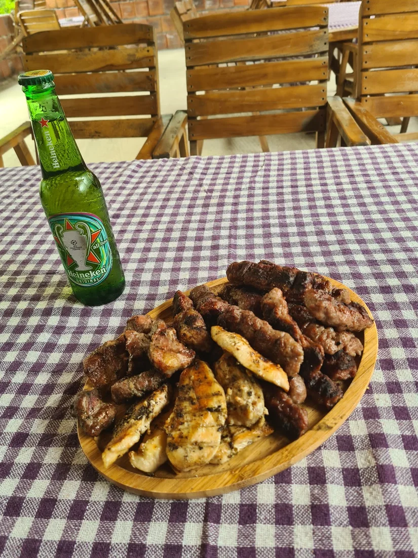 Platter of mixed grilled meats on the covered terrace at Bar-Restaurant Emanueli in Rrogam