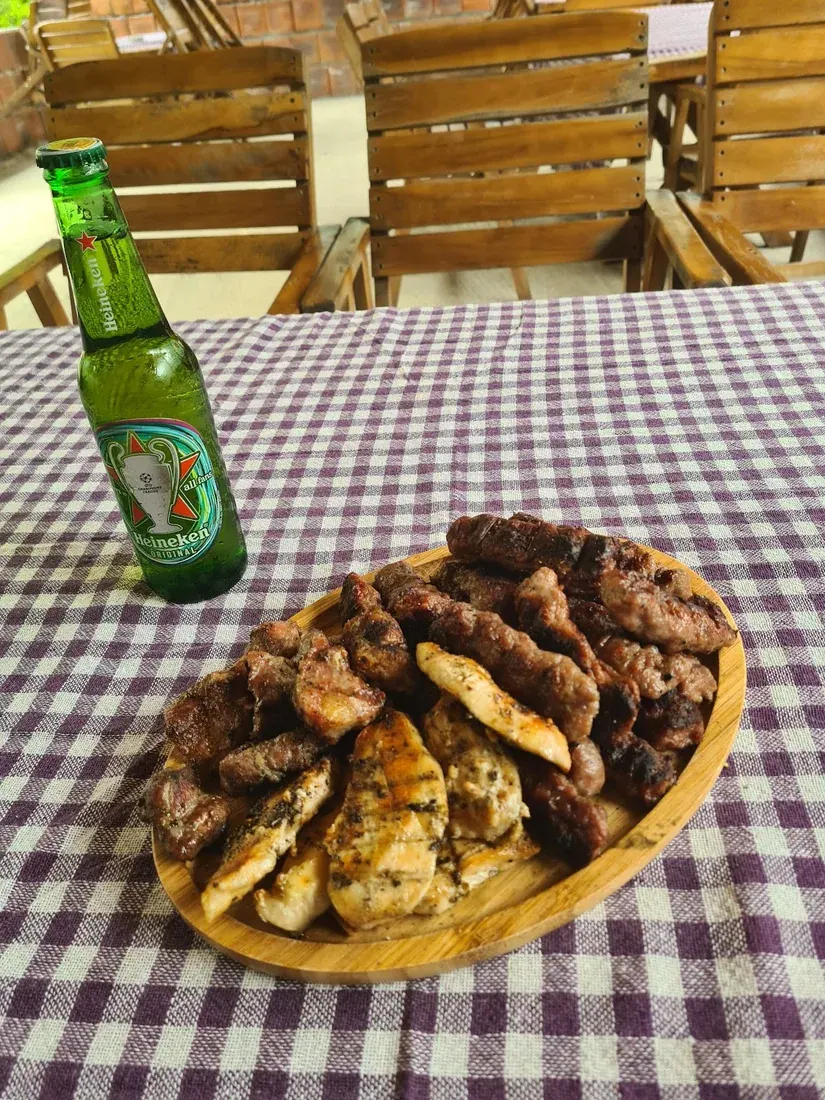 Platter of mixed grilled meats on the covered terrace at Bar-Restaurant Emanueli in Rrogam